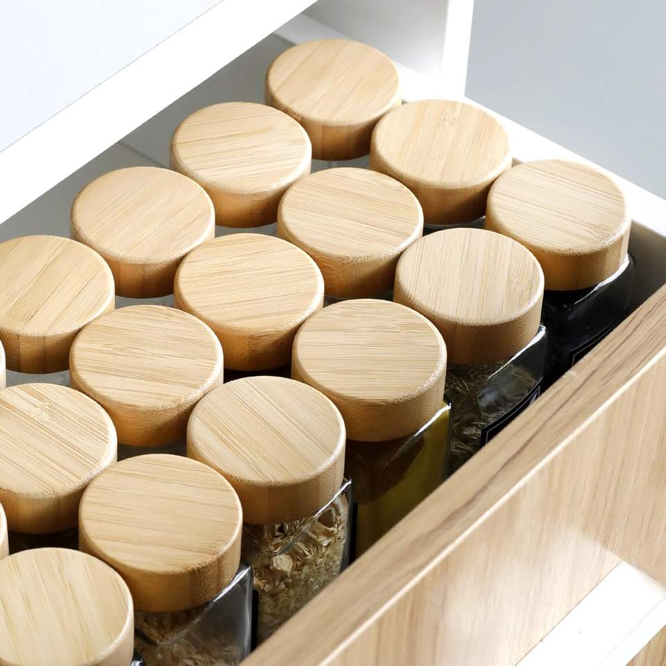 Glass Spice Jars Set with Country-Style Labels, 120 ml (4 oz) Glass Spice Jar with Bamboo Lid for Kitchen Food Storage