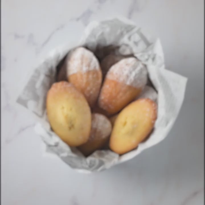 Heat-Resistant 12-Hole Non-Stick Madeleine Baking Pans Wholesale Baking Supplies and Cake Molds